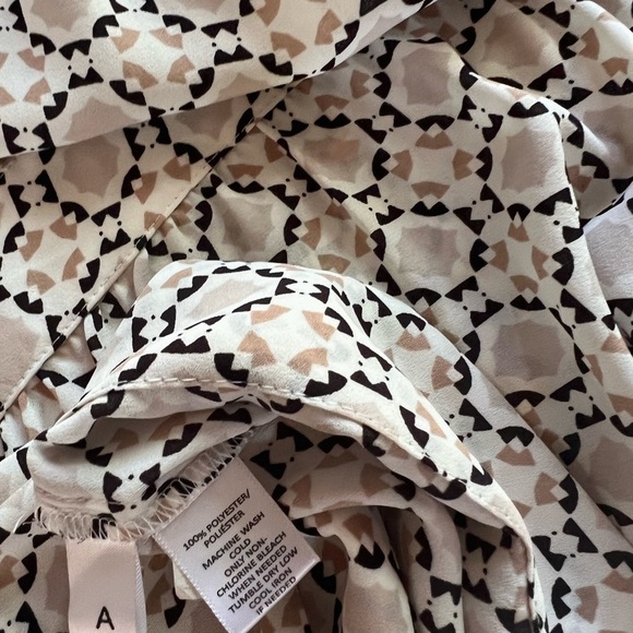 ⭐️BOGO FREE⭐️ Ann Taylor LOFT top in EUC - Picture 6 of 9